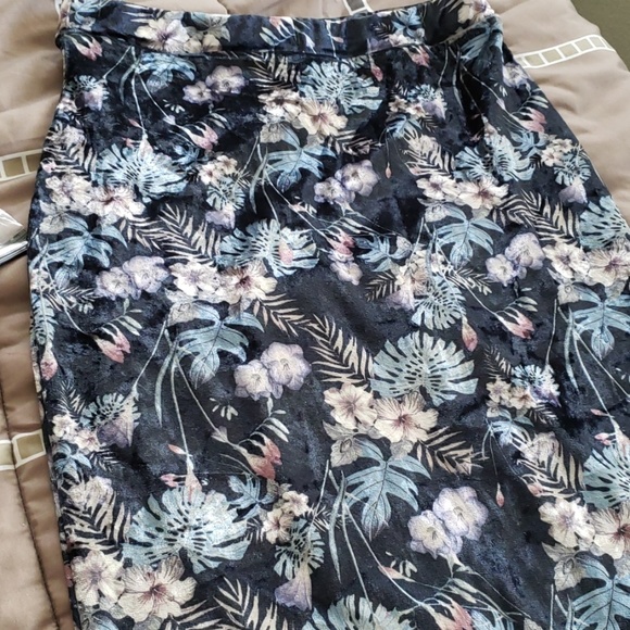 ๐จ 2pc Skirt Set๐จ ๐๐๐ - Picture 3 of 3